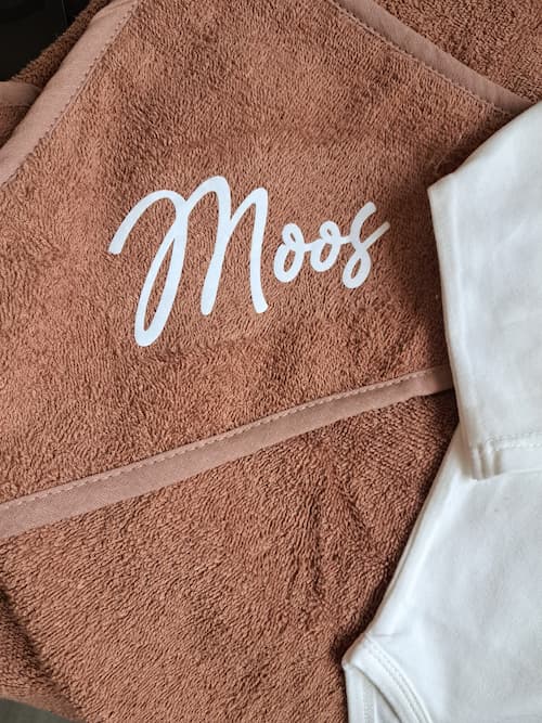 Badcape met naam. Kraamcadeau