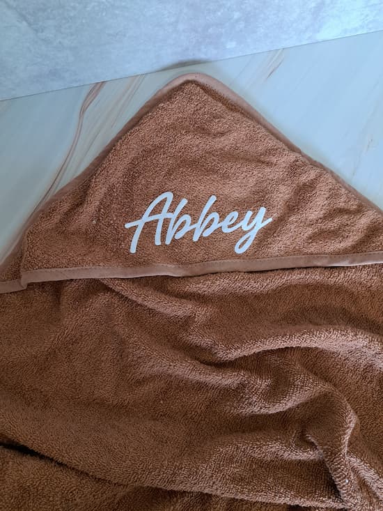 Badcape met naam. Kraamcadeau