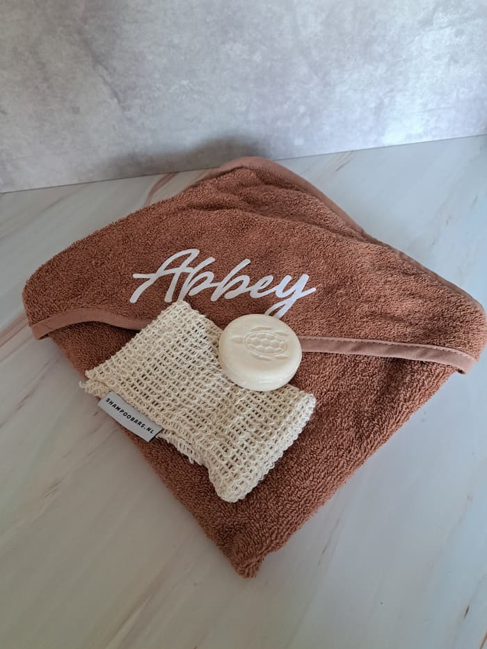 Badcape met naam. Kraamcadeau