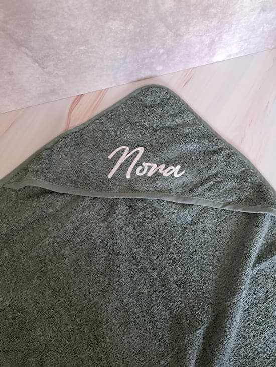 Badcape met naam. Kraamcadeau