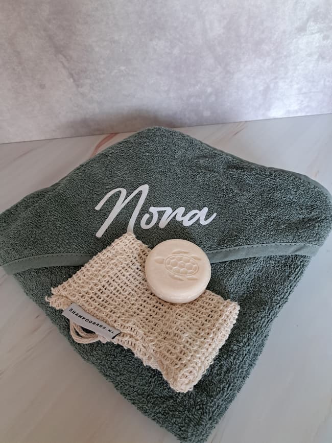 Badcape met naam zeegroen