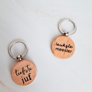 Houten sleutelhanger juf en meester